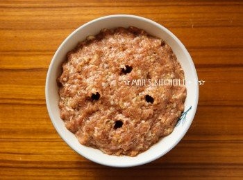 step3: 接著將絞肉放入碗中並在肉餅上戳幾個洞。