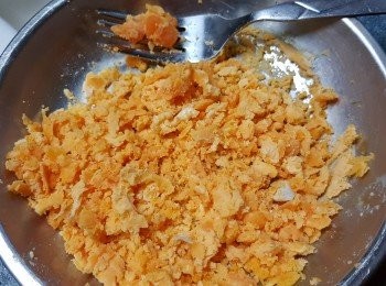 step2: 蒸好的咸蛋黃用义壓碎，咸蛋黃當中會有一粒硬粒不要，會比較難消化