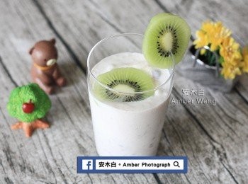 step3: 擺上適量奇異果片，微酸香甜、濃密滑順，好喝的「紅豆優格奶昔」完成了。