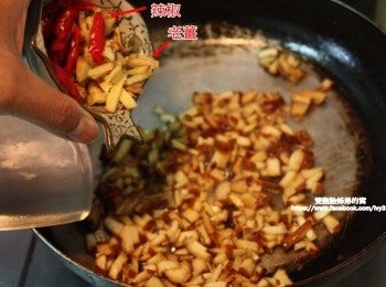 step12: 豆干炒香後，續放老薑薑末、辣椒下去炒。