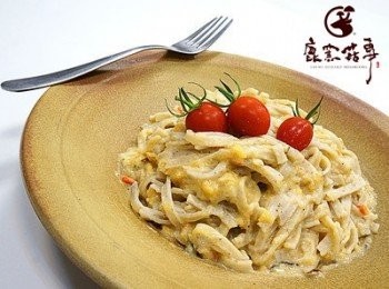 step2: 吃麵，也可以〝醬〞吃→ 牛奶煮熱放入【起士蕈菇粥】攪拌兩分鐘後，就可以變成濃稠的義大利白醬喔!! 淋在麵上超好吃的啦~~~~