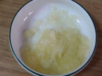 step2: 蒜頭去皮後磨成泥 , 把鹽加入拌勻