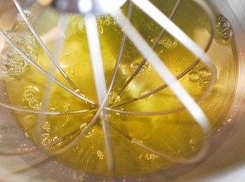 step5: 打發<span class="group_3">蛋白霜</span>：將蛋白放入預先冷藏過的鋼盆內，啟動攪拌器中速打入空氣，形成粗白泡沫

※ 分蛋時請小心，蛋白及鋼盆皆不可沾到任何蛋黃、油脂或水份！