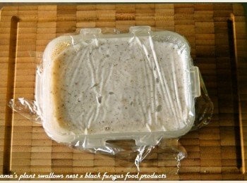 step5: 將步驟4的麵糊，倒入至可耐熱的容器中，表層覆蓋保鮮膜，避免乾燥。