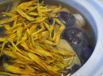 step5: *最後放進洗淨泡軟的金針後加入雞湯內，續煮5分即可~
*起鍋前調味鹽巴，胡椒粉~