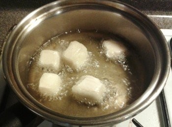 step3: 拍去多餘的粉，放入熱鍋油炸至金黃色即成！