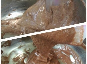 step3: 篩入杏仁粉，可可粉和糖霜(可預先混合拌勻)，先fold in拌勻再用膠刮刀從器皿底部撈起再向周邊按壓至幼滑，撈起來時會呈緞帶狀漫漫流落，落下的杏仁蛋白糊交疊在一起而且有清晰紋路。