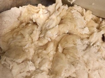 step2: 加入米糠油，將油抓進麵團中，麵團不必光滑，