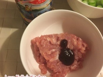 step2: 熱油鑊先炒香櫻花蝦，一轉色就可以盛起備用；將肉碎炒熟備用；