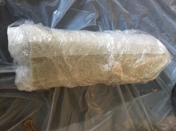 step10: 將卷蛋慢慢捲起，最後在牛油紙之外再包上保鮮紙，放入雪櫃冷藏30分鐘。