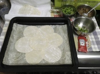 step1: ♧將餃子皮重叠排放成小花模様

☀︎焗爐預熱200。C