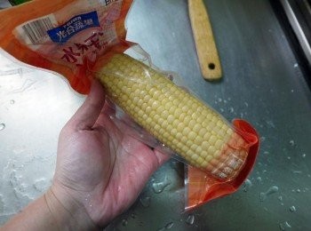 step6: 這水果玉米是即食，所以可以最後再放唷~真空包裝都把甜度鎖在裡面了