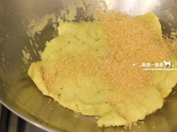 step5: 再倒入30g二砂糖拌勻，炒至地瓜泥成團即可。