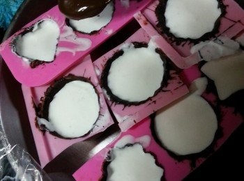 step7: 待雪糕硬身後再將朱古力倒入填滿底部