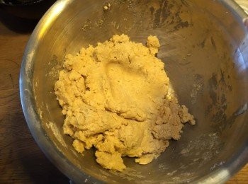 step9: 攪拌時，會覺得好多粉，不要急住加水，有信心繼續拌勻，之後會發現好實，就可以用手將佢搓成麵團