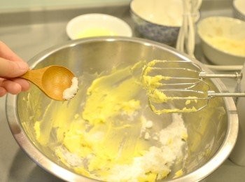 step2: 分次慢慢將糖粉、鹽倒入拌勻