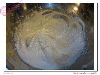 step5: 加入餘下一半的糖及芥花子油, 打至泛白。