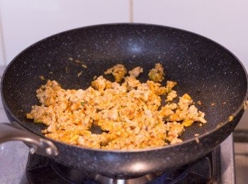 step7: 加入豆瓣醬炒香（約 1 - 2 分鐘）