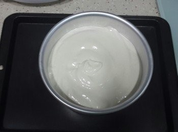 step8: 加入已過篩粉類，以膠刮輕混合，再加入牛奶及菜油拌勻 倒入模中，記住輕手，以免圖案會被破壞！！ 面糊倒入蛋糕模後，在桌上敲二三下，然後放入焗爐，以１６０度焗約２０－２５分鐘或至熟透。