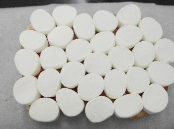 step3: 鋪上棉花糖~~~ 稍微推壓一下讓它們密集一點!!! 放進烤箱烤~~~