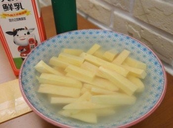 step2: 將地瓜清洗乾淨去皮切成條狀~~然後泡在水裡靜置一下^^