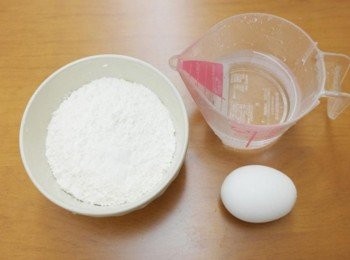 step8: <span class="group_1">奶糊</span>凝固完成後我們準備來炸囉!!將<span class="group_2">炸漿</span>材料備好~~