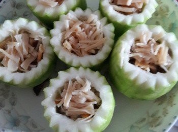 step1: 先將豬肉切細粒醃味備用，