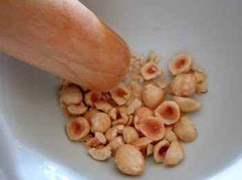 step2: 堅果類用桿麵棍壓碎。