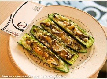 step5: 出爐時灑上黑胡椒與荷蘭芹來增味，即可立即動筷享用。