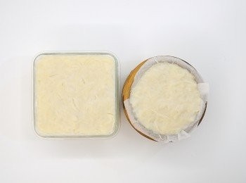 step12: 剛蒸好的蘿蔔糕是軟嫩狀,要先放置冷卻才會定型(最好冷卻後放入冰箱冷藏,隔天再切會更好)。如何判斷蘿蔔糕是否蒸熟?!可用一根竹籤插入蘿蔔糕裡,如無沾黏米漿及代表已蒸熟。