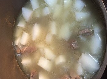 step5: 加入蘿蔔，開中火煮滾，再轉細火燉40分鐘