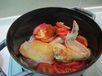 step4: 加水至淹過雞肉，加入1/2茶匙鹽一起悶煮25分鐘