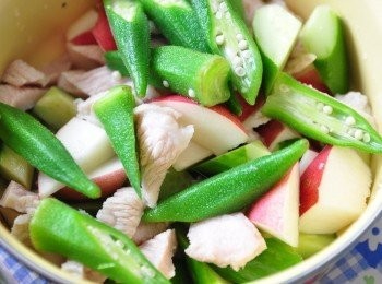 step3: 再將所有<span class="group_1">食材</span>與秋葵全部混合(松阪豬肉片可以減成小小塊)