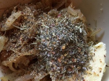 step1: 小洋蔥切幼條，加少許糖炒至焦糖色，加入其他醃料撈勻，然後戴上手套幫隻雞全身按摩