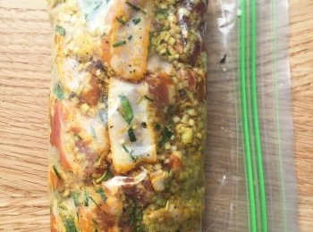 step1: 豬柳 + 鹽 + 1份香茅 + 1份檸檬葉 + 黃薑粉 入密實袋 , 
放雪櫃醃 2 小時起 ( 我地今次醃咗半日 )