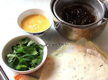 step1: 《水雲》是來自日本沖繩的藻類<span class="group_1">食材</span>
它的主要成份多為褐藻糖膠 (又名褐藻素)
富有低熱量、高營養的珍貴價值
其口感柔軟黏滑又帶有些許嚼勁，非常好吃。

取出適量的《水雲》先沖水洗淨
浸泡五~十分鐘後再沖洗一次，備用。

雞蛋打散、九層塔洗淨，備用。

※九層塔是自家小陽台種出來的，無農藥。超香~