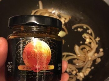 step5: 嗅到蒜蓉味後，便加入XO醬炒香。