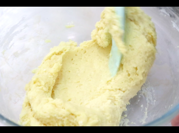 step6: 混合所有<span class="group_2">酥皮</span>材料，以保鮮紙保好，冷藏1小時備用。