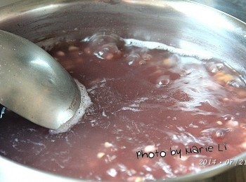 step4: 先以大火將粥煮滾再轉小火慢慢熬煮
此時可以加進幾顆桂圓下去提味
跟著小火慢慢熬出桂圓的香氣
要記得不時地攪動鍋內的穀米以免沾粘在鍋底喔！

※ 桂圓即是龍眼乾。