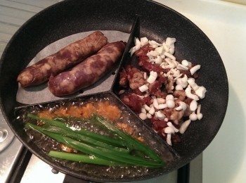 step2: 把金門高粱酒及高梁酒香腸.糙米飯一起拌炒,把胡蘿蔔及韮菜川燙