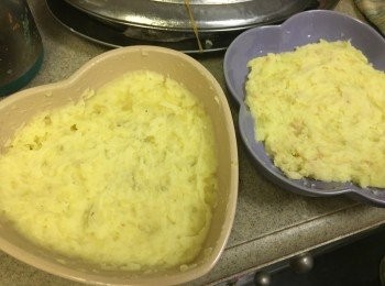 step1: 薯仔沖洗後去皮切細粒, 加入水中加熱烚熟至軟身, 或隔水蒸至軟身, 後瀝乾水份或用廚房紙印乾防出水，用叉子或壓薯工具壓成蓉, 想口感幼滑一點可以再過篩，將牛油加入暖薯蓉攪均，將薯蓉熱力熱溶牛油, 同時, 將牛奶加熱至暖身, 分2-3次加入混合, 灑少許鹽及黑胡椒調味