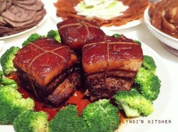 step9: 盤邊可用燙熟的花椰菜或青江菜裝飾，再淋上煮至濃稠光亮的醬汁，搭配白飯可以一次吃好幾碗～