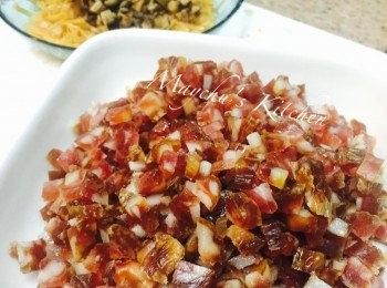 step2: 臘腸沖水印乾切細粒、已浸軟的乾冬菇和蝦米切細粒、乾瑤柱拆絲、乾葱切碎，備用。