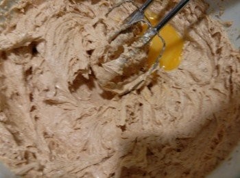 step2: 将材料B分次加入打发。