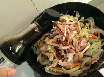 step3: 待<span class="group_1">食材</span>都熟了再加入昆布醬油露後再加蛋及韮菜就是美味料理了