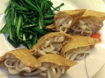 step6: 把五木麵條-蘭州拉麵塞入油豆腐皮內用韮菜綁起成蝴蝶結狀