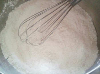 step1: 先將麵粉，鹽，糖，沾米粉，粟粉拌勻