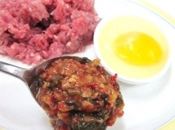 step2: 材料有~泰泰風打拋醬、絞肉、雞蛋