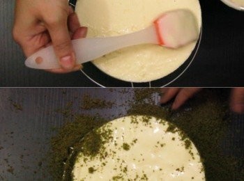 step19: 雪好凝固的慕斯蛋糕先用風筒吹至周圍輕微溶化，再脫模
脫模後掃上之前剩下的慕斯糊，再鋪上蛋糕碎後，再入雪櫃冷藏3-4小時（我雪過夜）後即成