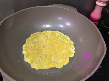 step5: 中火開鑊落油，開始分批煎蛋餅，這個分量可煎3-4塊。
蛋餅先煎好一面，再反轉煎